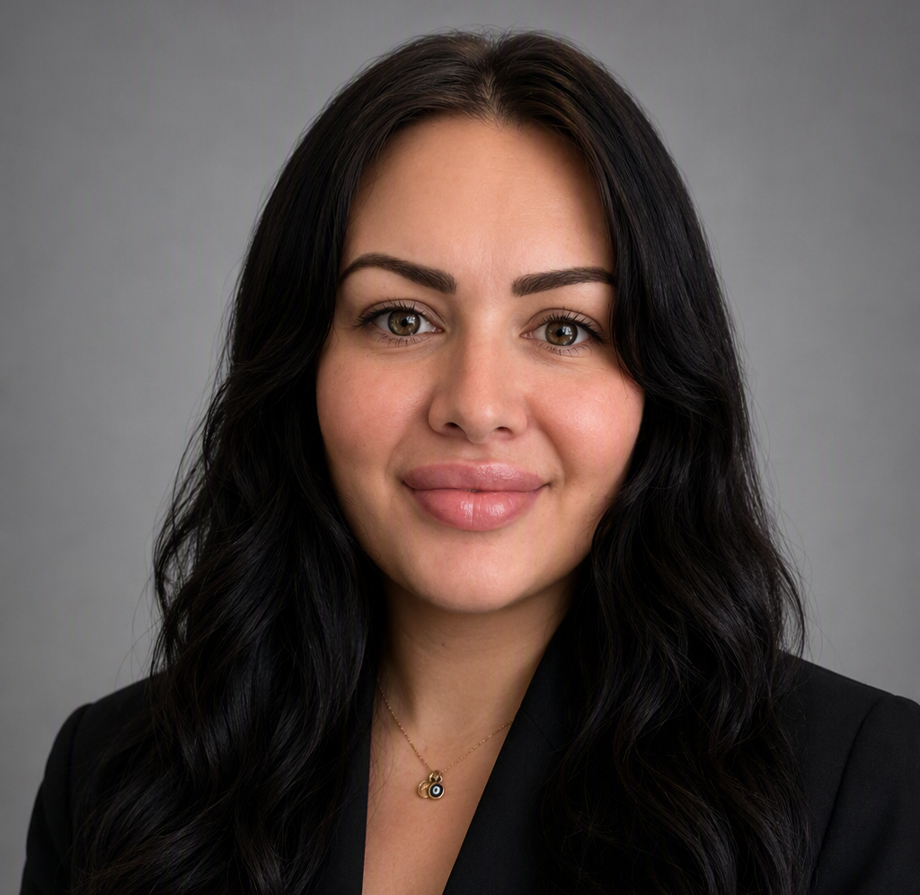 Suzie Claxton Headshot square